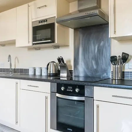 Montpellier Apartment- The Heart Of Town Centre- One Minute Walk From The Famous Betty's Tea Extremely Quiet Entire With Homely Living Huge Tv And Sound Bar With A Huge Comfy Super King Size Beds Sleeps Four Apartment *