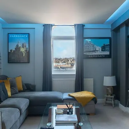 Montpellier Apartment- The Heart Of Town Centre- One Minute Walk From The Famous Betty's Tea Extremely Quiet Entire With Homely Living Huge Tv And Sound Bar With A Huge Comfy Super King Size Beds Sleeps Four * Harrogate