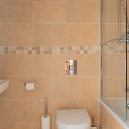 Montpellier Apartment- The Heart Of Town Centre- One Minute Walk From The Famous Betty's Tea Extremely Quiet Entire With Homely Living Huge Tv And Sound Bar With A Huge Comfy Super King Size Beds Sleeps Four * Harrogate