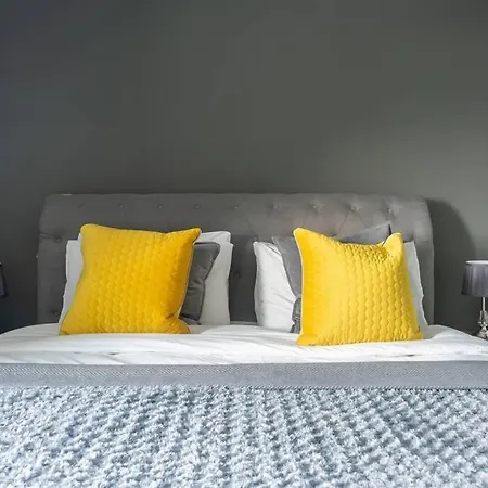 Apartament Montpellier Apartment- The Heart Of Town Centre- One Minute Walk From The Famous Betty's Tea Extremely Quiet Entire With Homely Living Huge Tv And Sound Bar With A Huge Comfy Super King Size Beds Sleeps Four Harrogate