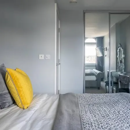 Apartament Montpellier Apartment- The Heart Of Town Centre- One Minute Walk From The Famous Betty's Tea Extremely Quiet Entire With Homely Living Huge Tv And Sound Bar With A Huge Comfy Super King Size Beds Sleeps Four Harrogate