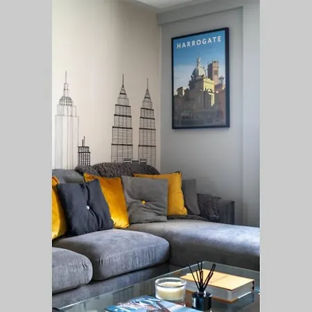 Montpellier Apartment- The Heart Of Town Centre- One Minute Walk From The Famous Betty's Tea Extremely Quiet Entire With Homely Living Huge Tv And Sound Bar With A Huge Comfy Super King Size Beds Sleeps Four Apartament