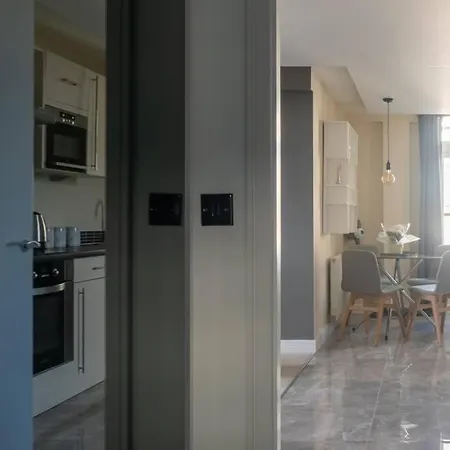 Montpellier Apartment- The Heart Of Town Centre- One Minute Walk From The Famous Betty's Tea Extremely Quiet Entire With Homely Living Huge Tv And Sound Bar With A Huge Comfy Super King Size Beds Sleeps Four *