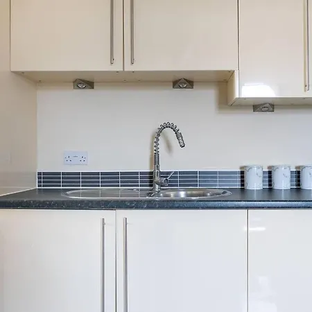 Montpellier Apartment- The Heart Of Town Centre- One Minute Walk From The Famous Betty's Tea Extremely Quiet Entire With Homely Living Huge Tv And Sound Bar With A Huge Comfy Super King Size Beds Sleeps Four Apartment *