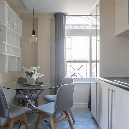 Appartement Montpellier Apartment- The Heart Of Town Centre- One Minute Walk From The Famous Betty's Tea Extremely Quiet Entire With Homely Living Huge Tv And Sound Bar With A Huge Comfy Super King Size Beds Sleeps Four *