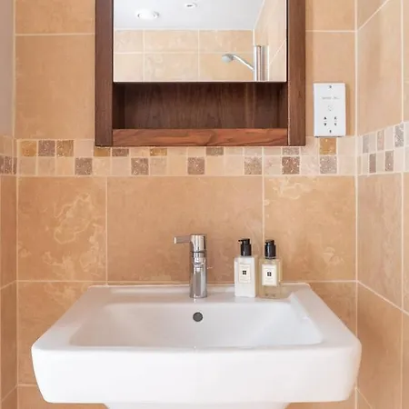 Montpellier Apartment- The Heart Of Town Centre- One Minute Walk From The Famous Betty's Tea Extremely Quiet Entire With Homely Living Huge Tv And Sound Bar With A Huge Comfy Super King Size Beds Sleeps Four *