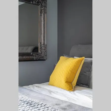 Montpellier Apartment- The Heart Of Town Centre- One Minute Walk From The Famous Betty's Tea Extremely Quiet Entire With Homely Living Huge Tv And Sound Bar With A Huge Comfy Super King Size Beds Sleeps Four Harrogate