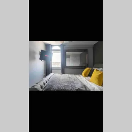 Montpellier Apartment- The Heart Of Town Centre- One Minute Walk From The Famous Betty's Tea Extremely Quiet Entire With Homely Living Huge Tv And Sound Bar With A Huge Comfy Super King Size Beds Sleeps Four