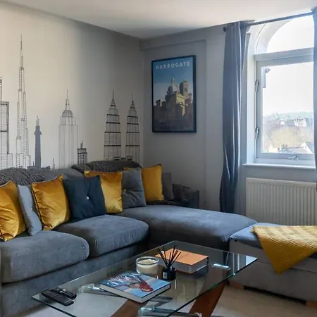 Montpellier Apartment- The Heart Of Town Centre- One Minute Walk From The Famous Betty's Tea Extremely Quiet Entire With Homely Living Huge Tv And Sound Bar With A Huge Comfy Super King Size Beds Sleeps Four Harrogate